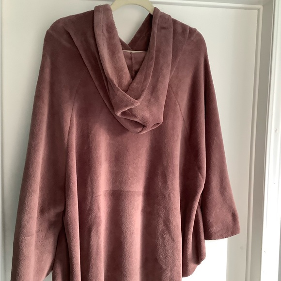 NWOT Hooded Fleece cape with sleeves. Women’s plus size 1X/2X - Picture 2 of 4